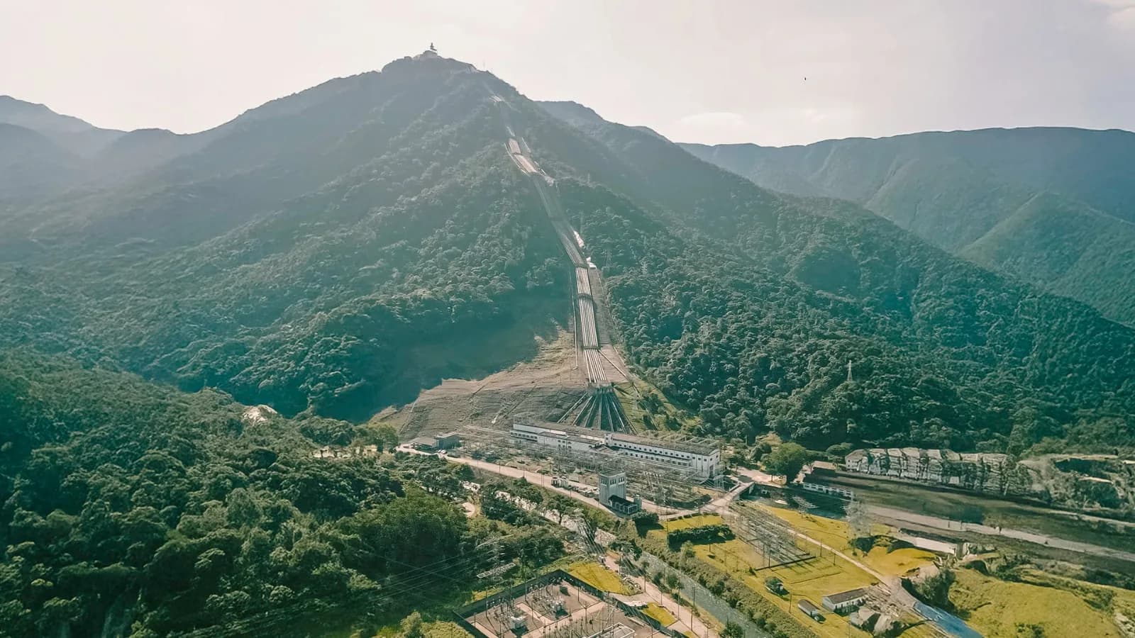 Vista aérea da Usina Henry Borden na Serra do Mar