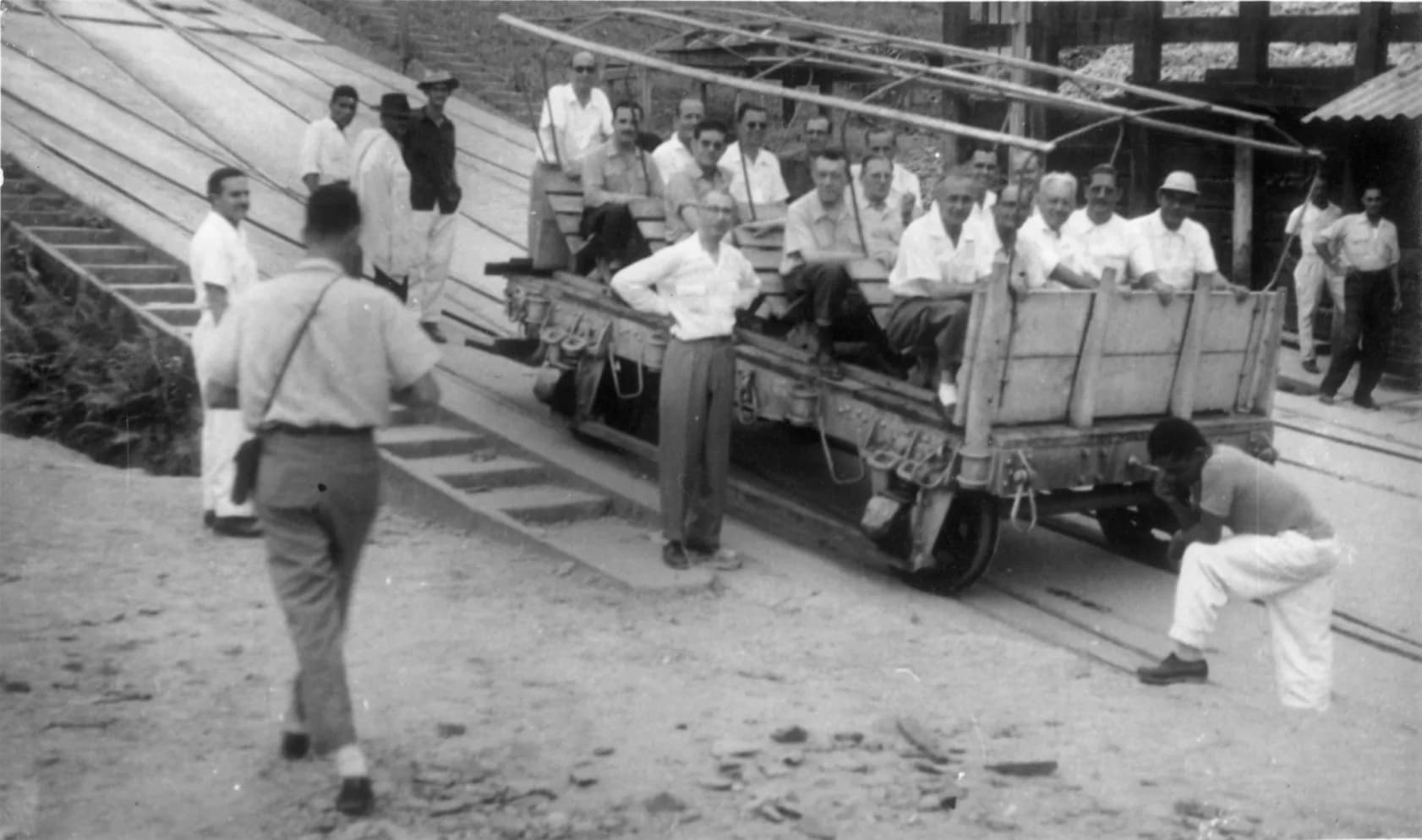 Transporte dos trabalhadores no plano inclinado da serra